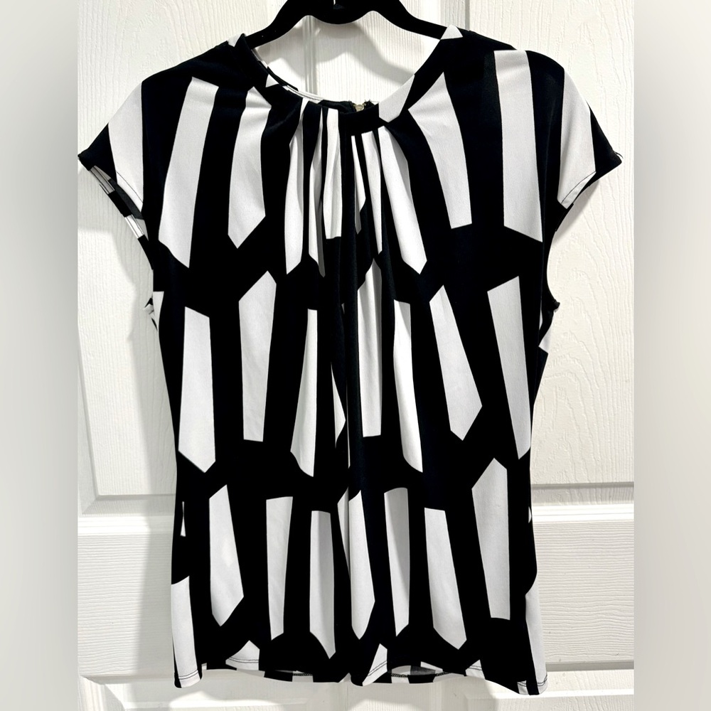 Worthington Blk/White Geo Print, Cap Sleeve, Pleated Blouse w/back Gold Zip Sz L - Picture 1 of 5